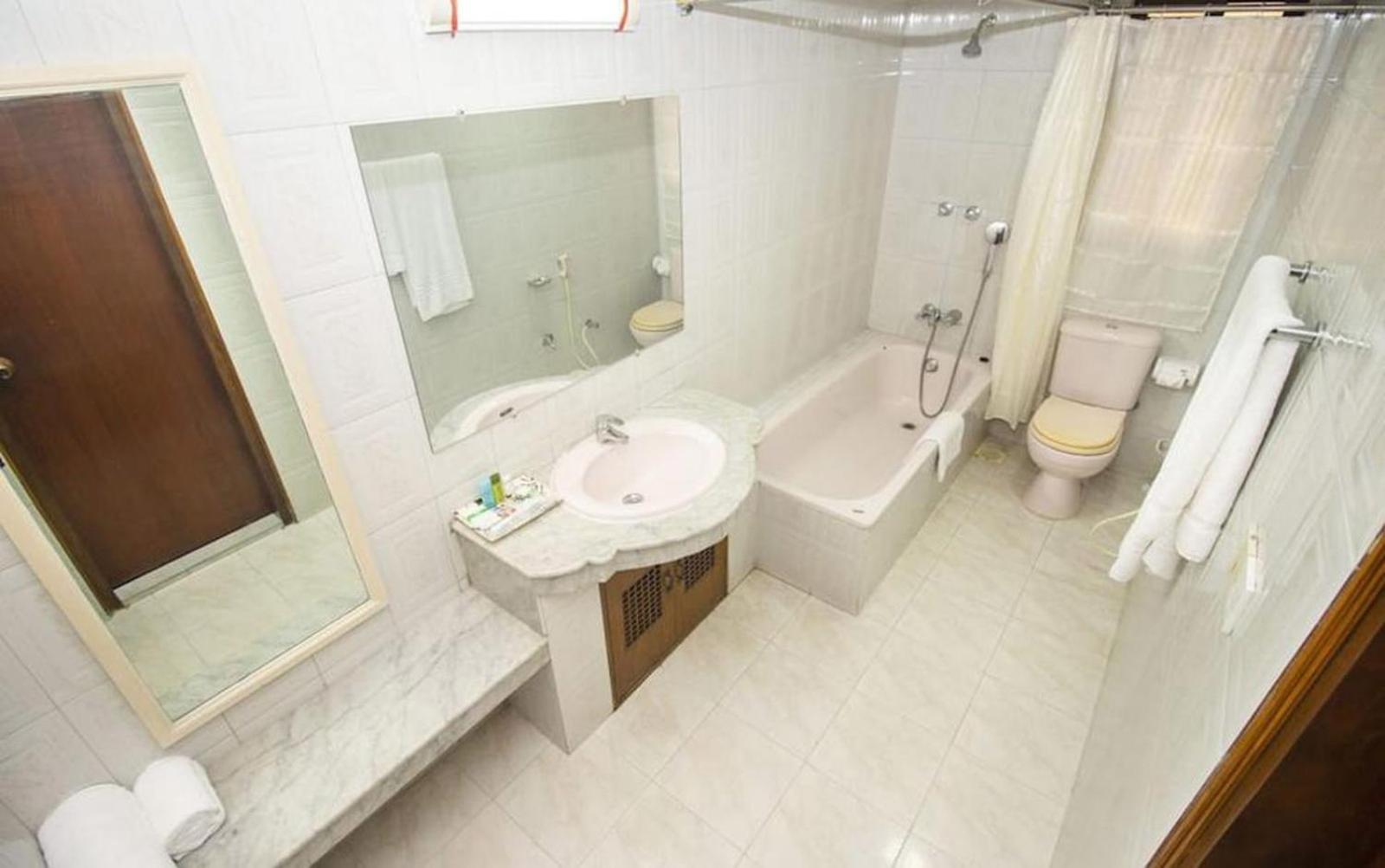 Hotel Suite Palace Baridhara Dakka Kültér fotó