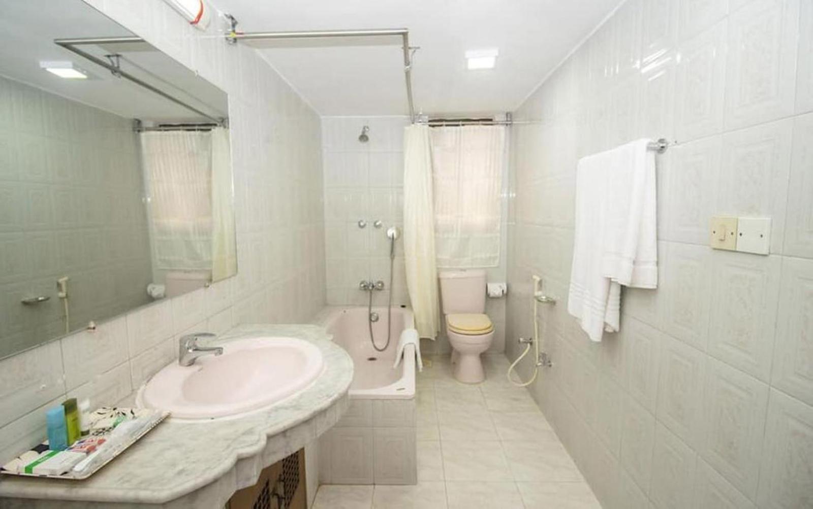 Hotel Suite Palace Baridhara Dakka Kültér fotó